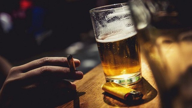 
Hai yếu tố chính gây hoại tử vô khuẩn chỏm xương đùi là rượu bia và thuốc lá.
