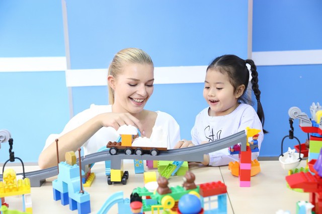 
Để làm chủ hoàn toàn ngoại ngữ này, con trẻ được các chuyên gia khuyến khích làm quen sớm với tiếng Anh cũng như tiếp cận với các phương pháp giảng dạy tiêu chuẩn quốc tế, để hỗ trợ bé phát triển tối đa cả ngôn ngữ lẫn những kỹ năng thiết yếu.
