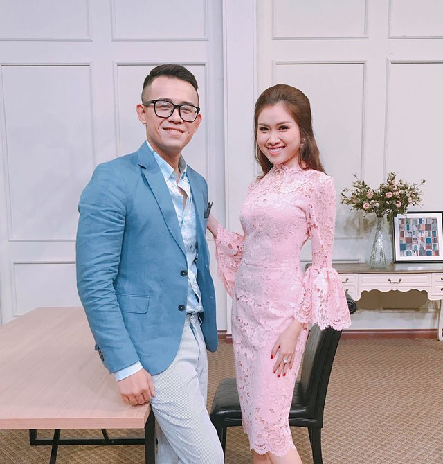 Thanh Huyền mặc thanh lịch khi dẫn chương trình Bản thiết kế cuộc sống của VTV