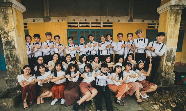 Rồi hai bên đều phải quên đi. Tạm biệt thực ra không phải là từ biệt mà là một lời hứa”, các bạn học sinh lớp 12 trường THPT Nguyễn Chí Thanh viết về bộ ảnh kỷ yếu của lớp mình.