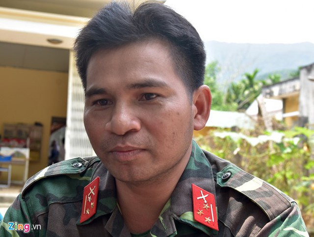 Thượng úy Đinh Văn Hút, trợ lý Chính trị Ban chỉ huy Quân sự huyện Sơn Hà, kể lại khoảnh khắc trấn áp, bắt giữ hai nghi can trốn giữa rừng. Ảnh: Minh Hoàng.