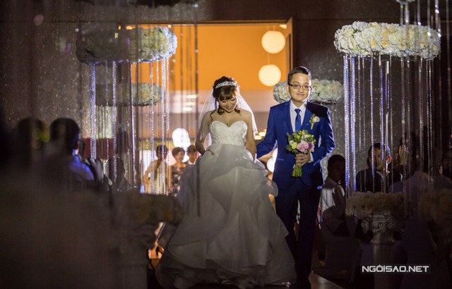 Minh Trung, con trai út của vợ chồng Chí Trung - Ngọc Huyền bảnh bao diện vest xanh trong ngày cưới. Anh dìu bà xã Phương Thảo sóng bước vào hội trường trong tiếng vỗ tay của đông đảo quan khách.