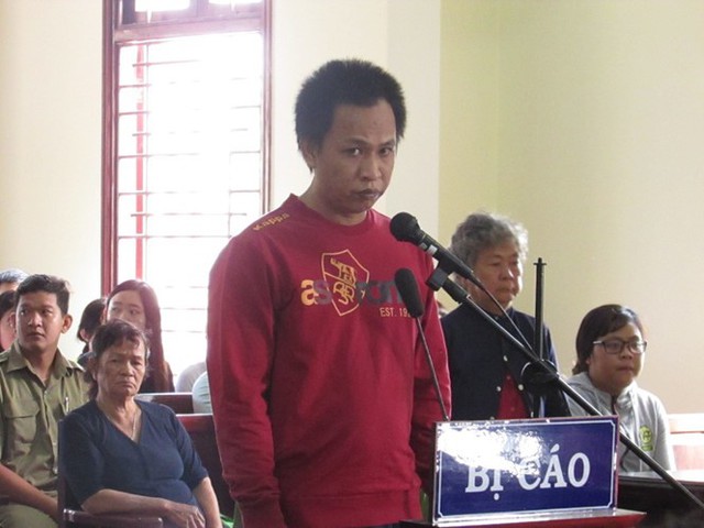 
Đào Văn Châu (Tám bò) tại phiên tòa sáng 28/3. Ảnh: Thanh Niên
