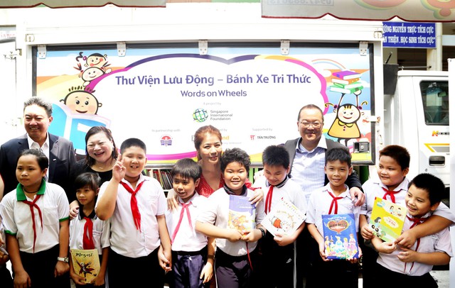Ông Linson Lim–Chủ tịch Keppel Land VN, Bà Leow Siu Lin - Tổng lãnh sự Singapore tại TP.HCM, Bà Jean Tan – GĐ điều hành SIF cùng đại diện SIF chụp hình cùng các em thiếu nhi bên Thư viện số di động
