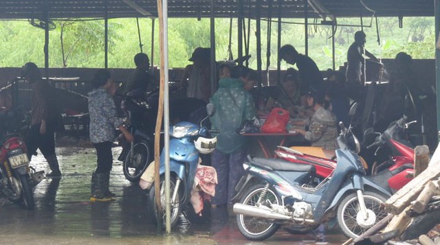 
Cảnh nhếch nhác bên trong một lò mổ lợn tự phát ở xã Phụng Châu, huyện Chương Mỹ, TP Hà Nội.
