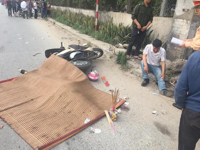 Hà Nội: Va chạm với xe container chạy cùng chiều, vợ bị cán tử vong, chồng bị thương