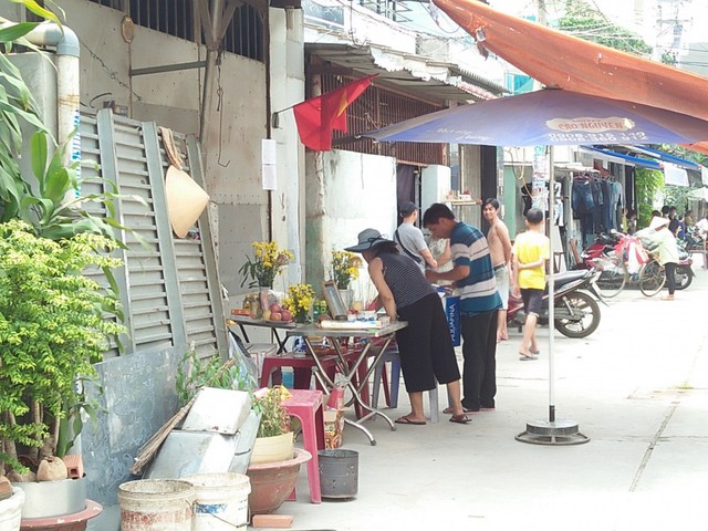 Người dân sống xung quanh và ở nhiều nơi khác vẫn tìm đến thắp nén nhang cho gia đình nạn nhân.