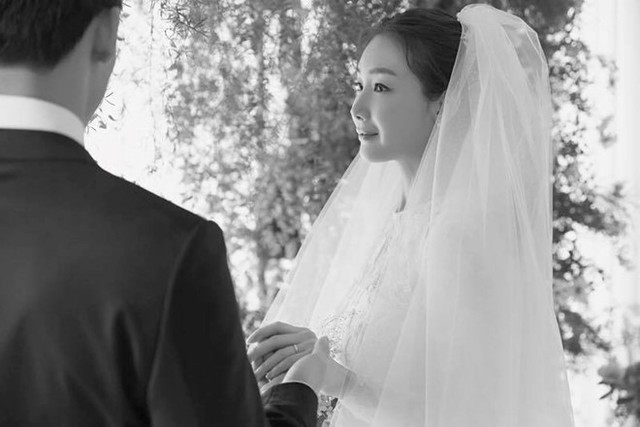 Choi Ji Woo không tiết lộ hình ảnh cụ thể về chồng mới cưới.