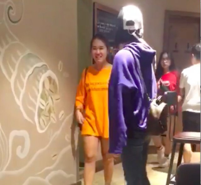 Bảo Anh bất ngờ có mặt tại Hà Nội cùng quản lý của Bùi Tiến Dũng và bạn gái Quang Hải.