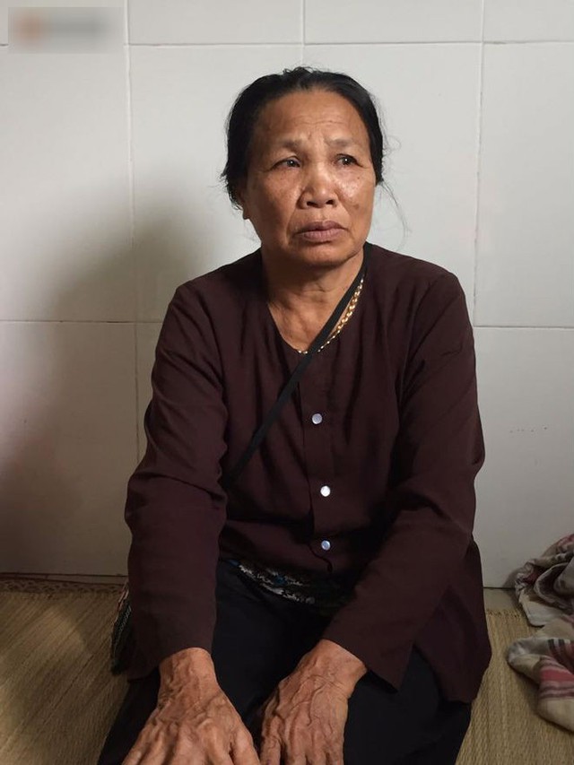 Bà Thể lo lắng, bất an trước vết thương của người cháu nội.