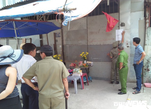 Cơ quan công an kiểm tra lại hiện trường vào sáng 30/3.
