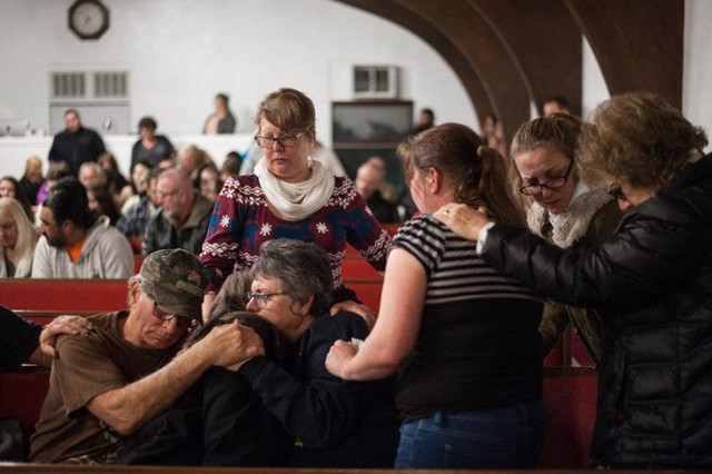 Cộng đồng địa phương đã tổ chức buổi cầu nguyện cho các nạn nhân.