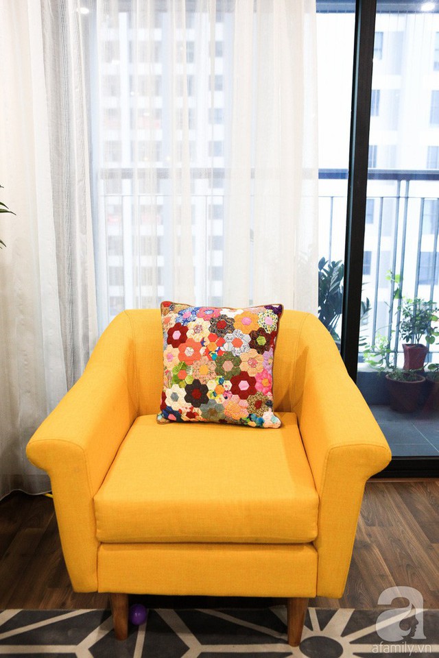 Ghế sofa đơn tạo điểm nhấn vui mắt cho không gian trò chuyện.