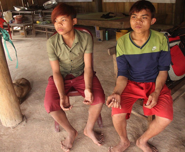 
Hai anh em Hồ Cao v&agrave; Hồ Cẹc tại bản K-Ai, x&atilde; D&acirc;n H&oacute;a
