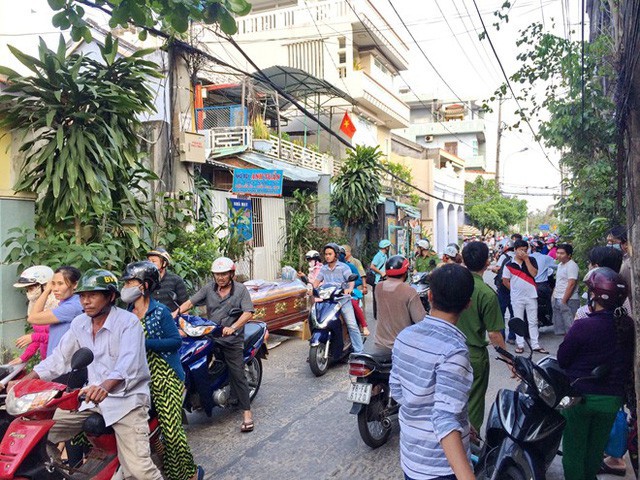 
Nhiều người d&acirc;n đến tận nơi để t&igrave;m hiểu vụ việc.
