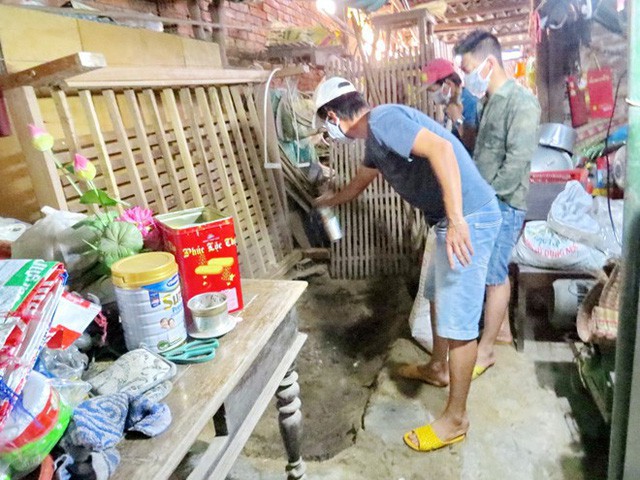 
Người d&acirc;n địa phương gi&uacute;p san lấp, xử l&yacute; vệ sinh nơi người em trai ch&ocirc;n x&aacute;c chị g&aacute;i.
