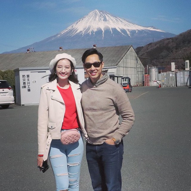 Vợ chồng Trúc Diễm - John Từ chia sẻ hình ảnh cả hai đến thăm núi Phú Sĩ trong chuyến đi công tác Nhật Bản vừa qua.