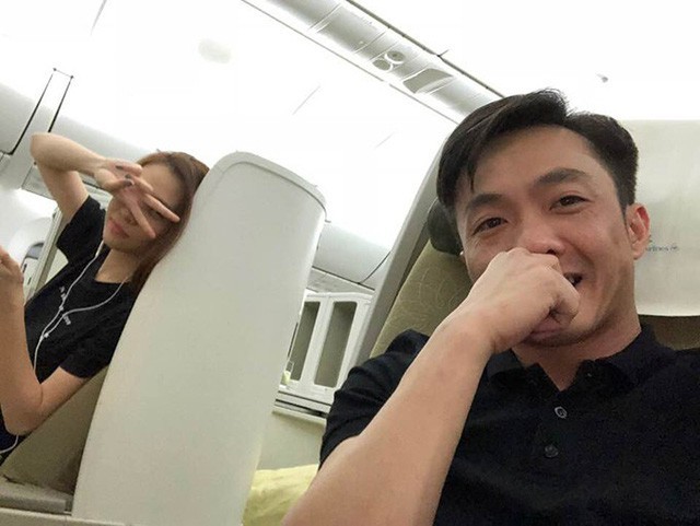 Cường Đôla lần đầu tiên đăng ảnh chụp chung với bạn gái mới Đàm Thu Trang. Anh viết: Lets go khi cùng cô ngồi trên khoang thương gia của một chuyến bay.