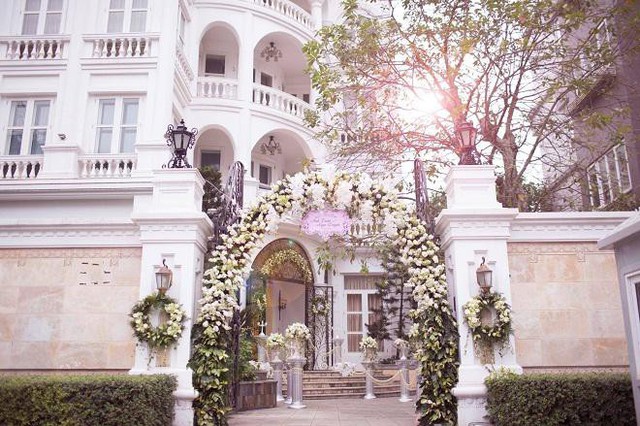 Vườn rau mướt mắt trên sân thượng biệt thự trắng của nhà chồng Nữ hoàng sắc đẹp Toàn cầu Ngọc Duyên - Ảnh 4.