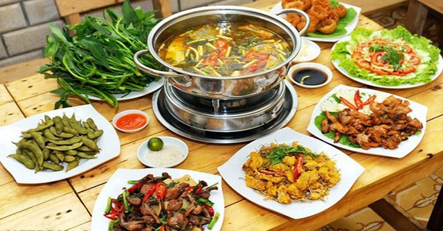 Nên chọn những loại rau lành tính như rau muống, rau cải để kết hợp với lẩu. Hình minh họa