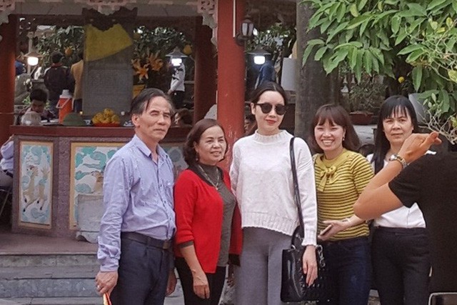 
Hiệu trưởng nh&agrave; trường (&aacute;o đỏ) c&ugrave;ng hiệu ph&oacute; v&agrave; gi&aacute;o vi&ecirc;n đi lễ Đền B&agrave; ch&uacute;a kho ng&agrave;y 2/3 (Ảnh: Lao động)
