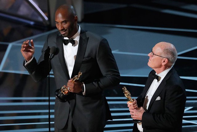 Kobe Bryant c&ugrave;ng với Glen Keane gi&agrave;nh chiến thắng Oscar danh gi&aacute; ở hạng mục Phim hoạt h&igrave;nh ngắn xuất sắc với t&aacute;c phẩm Dear Basketball.