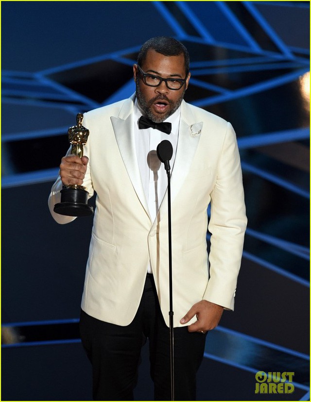 Jordan Peele l&ecirc;n nhận giải thưởng Kịch bản gốc xuất sắc của bộ phim kinh dị Get out.