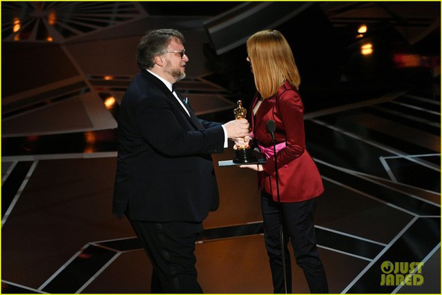 Nữ diễn vi&ecirc;n Emma Stones l&agrave; người trao giải cho Guillermo Del Toro ở hạng mục Đạo diễn xuất sắc nhất.