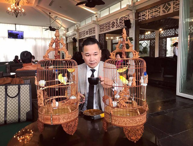 
Hạnh ph&uacute;c của anh Chương l&agrave; mỗi s&aacute;ng mai đc thưởng thức cafe v&agrave; ngắm chim, gi&uacute;p anh nạp năng lượng cho một ng&agrave;y mới
