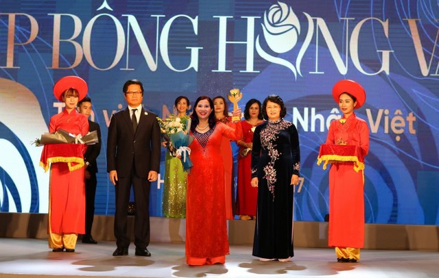 
Tổng giám đốc Lê Thị Bình nhận cúp Bông hồng vàng

