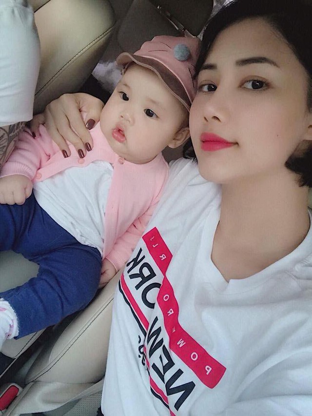 Trang Linh bên con gái.