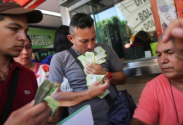 Từng là quốc gia có thu nhập đầu người cao nhất tại Nam Mỹ, Venezuela đang rơi vào cuộc khủng hoảng tồi tệ do lạm phát phi mã. Tháng 1/2018, đồng nội tệ bolivar của Venezuela lập kỷ lục mới khi mất 98% giá trị so với cùng thời điểm năm trước. Lương tháng tối thiểu của quốc gia này hiện là dưới 4 USD. Ảnh: Economicswire.