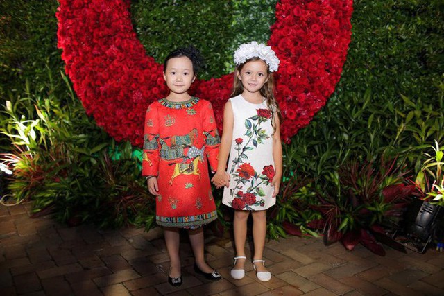 Con gái Hồng Nhung và con gái Linh Nga chụp hình bên nhau.