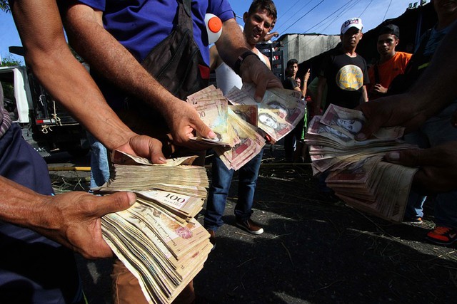 Theo một tờ báo địa phương, người dân Venezuela hiện tại cái gì cũng thiếu ngoại trừ tiền mặt. Ảnh: Columbia Missourian .