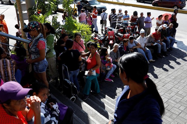 Kinh tế sa sút cùng với tình trạng thiếu thốn lương thực khiến người dân Venezuela sụt trung bình 11 kg trong năm 2017. Hiện 90% dân số nước này sống trong nghèo khổ. Trong ảnh là người Venezuela đang xếp hàng chờ mua thực phẩm trước một siêu thị tại thủ đô Caracas. Ảnh: Reuters.