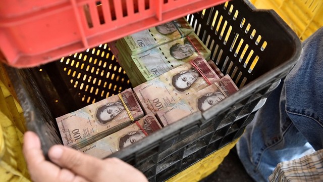 Tại quốc gia Nam Mỹ này, hiếm có người nào còn dùng ví để đựng tiền mặt. Họ dùng thùng hoặc bao tải để mang tiền. Ảnh: Reddit.