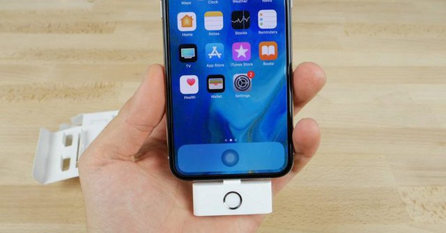 
Phụ kiện lấy lại nút Home và bổ sung jack cắm tai nghe cho iPhone X - Ảnh: TNW
