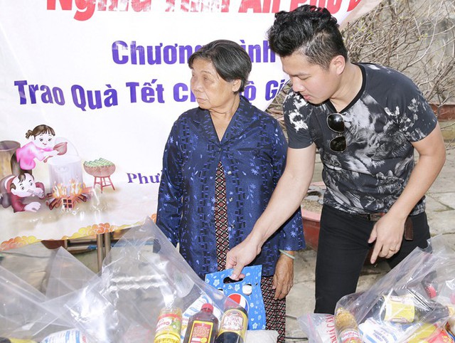 Vài năm gần đây Lâm Vũ không tổ chức sinh nhật mà trích tiền cát-xê đi làm từ thiện xem như ăn mừng tuổi mới. Anh cùng vợ về ngoại thành TP HCM trao những phần quà thiết thực như gạo, dầu ăn, nước mắm, bánh kẹo... và tiền mặt hỗ trợ các cụ già neo đơn.