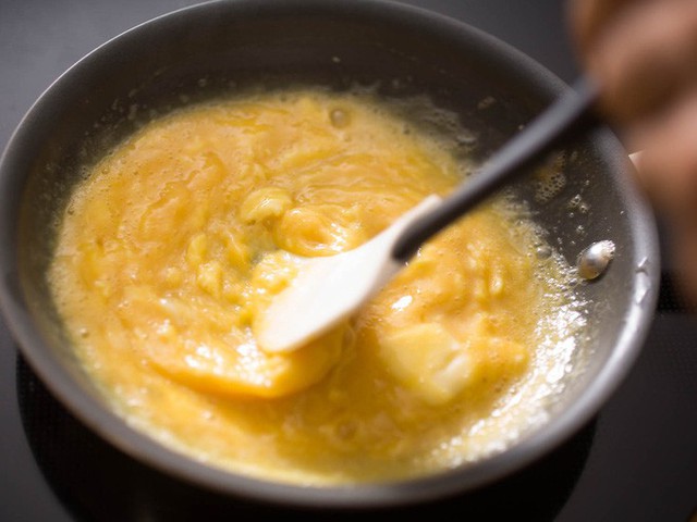 Cũng đừng để trứng chín hoàn toàn mới đổ ra đĩa, khi thấy trứng vừa khô lại, thì phải đổ ra đĩa luôn để trứng đảm bảo độ ẩm không bị khô.
