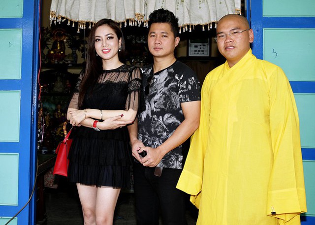 Vợ Lâm Vũ khéo chọn trang phục tôn làn da trắng mịn màng.