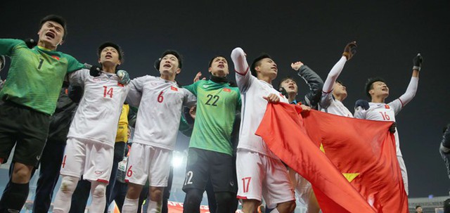 Ph&iacute;a sau chiến c&ocirc;ng của U23 Việt Nam l&agrave; những sự hy sinh v&ocirc; bờ bến từ gia đ&igrave;nh. Ảnh: AFC.

 

H&atilde;y tưởng tượng thế n&agrave;y. Bạn mang nặng đẻ đau 9 th&aacute;ng v&agrave; sau đ&oacute; c&oacute; một đứa trẻ đ&aacute;ng y&ecirc;u nhất tr&ecirc;n đời. Bạn sống b&ecirc;n đứa b&eacute; từng ng&agrave;y, nu&ocirc;i n&oacute; lớn kh&ocirc;n. T&oacute;c n&oacute; đen nh&aacute;y, m&aacute; n&oacute; đỏ lịm, n&oacute; bi b&ocirc; với bạn, n&oacute; gọi bạn l&agrave; mẹ. Với bạn, đứa b&eacute; ấy l&agrave; cả thế giới.

Để rồi một ng&agrave;y, khi đứa b&eacute; ấy tr&ograve;n 11 tuổi, n&oacute; đứng ra giữa nh&agrave;. N&oacute; d&otilde;ng dạc bảo n&oacute; muốn đi l&agrave;m cầu thủ. Rồi n&oacute; đi thật.

11 tuổi l&agrave; năm bản lề trong sự nghiệp của một cầu thủ trẻ. Bắt đầu từ đ&acirc;y, c&aacute;c cầu thủ nh&iacute; rời bỏ gia đ&igrave;nh, đi xa khỏi v&ograve;ng tay cha mẹ. Họ bắt đầu đời sống tập trung, bước v&agrave;o một quy tr&igrave;nh đ&agrave;o tạo khắc nghiệt. Từ đ&acirc;y, cha mẹ sẽ chỉ c&ograve;n nghe thấy hơi thở của con trong điện thoại, chỉ nh&igrave;n thấy b&oacute;ng con thấp tho&aacute;ng tr&ecirc;n s&acirc;n cỏ xa xăm.

H&agrave;nh tr&igrave;nh xa c&aacute;ch ấy, tất cả ch&agrave;ng trai U23 Việt Nam v&agrave; gia đ&igrave;nh họ đều đ&atilde; trải qua. Nh&acirc;n dịp 8/3, Zing.vn xin gửi tới độc giả c&acirc;u chuyện của những người mẹ. Ch&iacute;nh sự hy sinh của c&aacute;c mẹ đ&atilde; mang tới cho b&oacute;ng đ&aacute; Việt Nam những người h&ugrave;ng.

Mẹ của Đo&agrave;n Văn Hậu: Ước g&igrave; mẹ đau thay được cho con

Giải U23 ch&acirc;u &Aacute; 2018 kh&ocirc;ng phải l&agrave; niềm hạnh ph&uacute;c trọn vẹn với c&aacute; nh&acirc;n Đo&agrave;n Văn Hậu. Ch&agrave;ng trai 19 tuổi d&iacute;nh chấn thương ngay sau v&ograve;ng bảng khi đang ở phong độ đỉnh cao. Suốt 3 trận knock-out, Văn Hậu phải ngồi nh&igrave;n đồng đội chiến đấu từ ngo&agrave;i đường p&iacute;t.

Chứng kiến cảnh ấy, b&agrave; Vũ Thị Nụ (mẹ Văn Hậu) kh&ocirc;ng giấu được giọt nước mắt: &ldquo;N&oacute; đau như thế, t&ocirc;i buồn nhiều lắm. Ng&agrave;y ấy, t&ocirc;i cứ ước g&igrave; m&igrave;nh đau được thay con để n&oacute; v&agrave;o s&acirc;n thi đấu&rdquo;.




Mẹ Đo&agrave;n Văn Hậu l&agrave; người phụ nữ hiền thục, tần tảo v&agrave; mau nước mắt mỗi khi n&oacute;i về con trai. Ảnh: L&ecirc; Hiếu.


 

Bản th&acirc;n Văn Hậu xa nh&agrave; từ năm 11 tuổi. Thần đồng của b&oacute;ng đ&aacute; Th&aacute;i B&igrave;nh được l&ograve; đ&agrave;o tạo H&agrave; Nội nhấc l&ecirc;n thủ đ&ocirc; sau Giải U11 quốc gia năm 2011. Nổi tiếng l&agrave; người &ldquo;th&iacute;ch tập hơn th&iacute;ch chơi&rdquo;, Văn Hậu đ&atilde; kh&ocirc;ng &iacute;t lần khiến mẹ phải phiền l&ograve;ng.

B&agrave; Nụ nhớ lại: &ldquo;Mỗi năm n&oacute; chỉ về nh&agrave; một - hai lần. Nhưng n&oacute; chỉ ở nh&agrave; v&agrave;i ng&agrave;y rồi nằng nặc đ&ograve;i xuống Th&aacute;i B&igrave;nh. N&oacute; bảo ở nh&agrave; nhiều, ch&acirc;n tay cứng, kh&ocirc;ng chơi được b&oacute;ng. T&ocirc;i muốn giữ n&oacute; lại nhưng n&oacute; kh&ocirc;ng nghe&rdquo;.

Cuộc đời VĐV chuy&ecirc;n nghiệp kh&ocirc;ng cho ph&eacute;p những đợt nghỉ d&agrave;i. Dịp Tết vừa rồi, Văn Hậu cũng chỉ được nghỉ khoảng 1 tuần. C&oacute; nhiều thời gian ở b&ecirc;n con, v&igrave; thế, vẫn l&agrave; điều ước giản dị m&agrave; xa vời với b&agrave; Nụ trong ng&agrave;y 8/3.

Mẹ B&ugrave;i Tiến Dũng: Đ&oacute;i đến đ&acirc;u, bố mẹ cũng kh&ocirc;ng để con bỏ b&oacute;ng đ&aacute;

Kh&aacute;c với b&agrave; Nụ, nỗi nhớ của b&agrave; Phạm Thị Điều thậm ch&iacute; c&ograve;n nh&acirc;n đ&ocirc;i. Người mẹ l&agrave;ng B&agrave;o đ&atilde; mang đến cho U23 Việt Nam hai người h&ugrave;ng. Đ&oacute; l&agrave; thủ th&agrave;nh B&ugrave;i Tiến Dũng v&agrave; cậu em trai B&ugrave;i Tiến Dụng.

Gia đ&igrave;nh Dũng - Dụng nằm ở huyện Ngọc Lặc, gần v&ugrave;ng rừng n&uacute;i Thanh H&oacute;a, c&aacute;ch kh&ocirc;ng xa bi&ecirc;n giới L&agrave;o. B&agrave; Điều v&agrave; cả gia đ&igrave;nh đều l&agrave;m n&ocirc;ng, cuộc sống rất vất vả, cơ cực. Thời thơ ấu của anh em Dũng - Dụng sớm phải trải qua sự khắc nghiệt của c&aacute;i đ&oacute;i, c&aacute;i ngh&egrave;o. Những bữa cơm khoai, sắn với hai anh em lu&ocirc;n l&agrave; điều quen thuộc.




Bộ sưu tập huy chương, chiến c&ocirc;ng của Tiến Dũng &ndash; Tiến Dụng lu&ocirc;n được b&agrave; Điều tr&ocirc;ng nom, lau dọn từng ng&agrave;y. Ảnh: Quỳnh Trang.


 

Chỉ c&oacute; t&igrave;nh thương của cha mẹ l&agrave; kh&ocirc;ng g&igrave; đo đếm được. B&agrave; Điều nhớ lại: &ldquo;Ng&agrave;y ấy, d&ugrave; kh&oacute; khăn đến đ&acirc;u, t&ocirc;i cũng kh&ocirc;ng bao giờ n&oacute;i với con. Vợ chồng t&ocirc;i lu&ocirc;n bảo hai con y&ecirc;n t&acirc;m đi, bố mẹ c&oacute; ngh&egrave;o tới đ&acirc;u cũng kh&ocirc;ng để c&aacute;c con đ&oacute;i, c&oacute; ngh&egrave;o cũng l&agrave;m mọi c&aacute;ch để c&oacute; tiền ăn học cho con. T&ocirc;i sợ rằng nếu ch&uacute;ng n&oacute; biết m&igrave;nh vất vả, ch&uacute;ng sẽ kh&ocirc;ng theo đuổi c&aacute;i nghiệp b&oacute;ng ấy nữa&rdquo;.

Ở v&ugrave;ng qu&ecirc; Ngọc Lặc, rất nhiều gia đ&igrave;nh đ&atilde; cho con bỏ học đi l&agrave;m. Kh&oacute; khăn kinh tế cộng với nhận thức thấp, kh&ocirc;ng nhiều thanh ni&ecirc;n trong v&ugrave;ng được ăn học, được c&oacute; một nghề tử tế. Gia đ&igrave;nh b&agrave; Điều cũng đ&atilde; nhiều lần nghĩ tới việc cho hai anh em th&ocirc;i học, về đi l&agrave;m thu&ecirc;.

B&agrave; Điều x&uacute;c động: &ldquo;C&oacute; l&uacute;c, m&igrave;nh cũng nghĩ tới chuyện cho con nghỉ về nh&agrave; kiếm th&ecirc;m tiền. Nhưng con m&igrave;nh ngoan qu&aacute;, bảo g&igrave; cũng nghe, n&oacute;i g&igrave; cũng l&agrave;m, thiếu c&aacute;i g&igrave; ch&uacute;ng n&oacute; đều tự đi kiếm. H&agrave;ng x&oacute;m thu&ecirc; việc g&igrave; ch&uacute;ng n&oacute; cũng cố l&agrave;m để c&oacute; tiền. Bọn n&oacute; ngoan như thế, m&igrave;nh sao nỡ bảo ch&uacute;ng n&oacute; bỏ tr&aacute;i b&oacute;ng. Th&ocirc;i th&igrave; bố mẹ ngh&egrave;o nhưng sẽ kh&ocirc;ng để điều g&igrave; l&agrave;m ảnh hưởng tới sự nghiệp của c&aacute;c con&rdquo;.

Mẹ Xu&acirc;n Mạnh: B&aacute;n tr&acirc;u, vay nợ v&igrave; con

Với nhiều người, khoảnh khắc U23 Việt Nam đẹp nhất kh&ocirc;ng phải l&agrave; c&uacute; đ&aacute; phạt thần sầu từ Quang Hải hay h&igrave;nh ảnh Duy Mạnh quỳ dưới cờ đ&agrave;o, đ&oacute; l&agrave; gi&acirc;y ph&uacute;t Xu&acirc;n Mạnh bế tr&ecirc;n tay người mẹ gi&agrave;, nước mắt r&agrave;n rụa trong ng&agrave;y trở về Nội B&agrave;i.

Giống như nhiều người h&ugrave;ng U23 Việt Nam kh&aacute;c, Xu&acirc;n Mạnh v&agrave; gia đ&igrave;nh đ&atilde; đi một h&agrave;nh tr&igrave;nh rất d&agrave;i trước khi tới th&agrave;nh c&ocirc;ng.




H&igrave;nh ảnh hậu vệ phải Xu&acirc;n Mạnh bế mẹ ở Nội B&agrave;i g&acirc;y x&uacute;c động trong l&ograve;ng người h&acirc;m mộ.


 

Hậu vệ phải của U23 Việt Nam sinh ra trong một gia đ&igrave;nh ngh&egrave;o c&oacute; 3 chị em ở Y&ecirc;n Th&agrave;nh, Nghệ An. Dấu ấn đầu ti&ecirc;n của Xu&acirc;n Mạnh l&agrave; phong độ cao ở giải U10 Nghệ An. Sau giải đấu đ&oacute;, b&agrave; Phan Thị H&agrave; - mẹ Xu&acirc;n Mạnh mới c&ugrave;ng con l&ecirc;n Vinh thi tuyển. Ba ng&agrave;y tr&ecirc;n th&agrave;nh phố, hai mẹ con chỉ c&oacute; vẻn vẹn 200.000 đồng. Nếu kh&ocirc;ng c&oacute; nh&agrave; hảo t&acirc;m gi&uacute;p đỡ, Xu&acirc;n Mạnh đ&atilde; kh&ocirc;ng thể đỗ v&agrave;o l&ograve; S&ocirc;ng Lam.

Khoảng thời gian ở đội trẻ xứ Nghệ cũng ch&iacute;nh l&agrave; qu&atilde;ng đời kh&oacute; khăn nhất của Xu&acirc;n Mạnh v&agrave; gia đ&igrave;nh. Để c&oacute; chi ph&iacute; cho Xu&acirc;n Mạnh ăn học, gia đ&igrave;nh phải đ&ocirc;n đ&aacute;o khắp nơi vay tiền. B&agrave; H&agrave; v&agrave; chồng thậm ch&iacute; phải b&aacute;n đi sản nghiệp lớn nhất l&agrave; con tr&acirc;u trong nh&agrave; để Mạnh c&oacute; tiền ở lại S&ocirc;ng Lam.

Ng&ocirc;i nh&agrave; gia đ&igrave;nh đang ở b&acirc;y giờ cũng được x&acirc;y nhờ tiền vay từ anh em, họ h&agrave;ng. Phải tới khi Xu&acirc;n Mạnh l&ecirc;n đội một rồi sau đ&oacute; lập kỳ t&iacute;ch ở Giải U23 ch&acirc;u &Aacute;, kinh tế gia đ&igrave;nh mới khấm kh&aacute; hơn.

Những ai tinh &yacute; sẽ nhận ra b&agrave; H&agrave; gi&agrave; hơn rất nhiều so với tuổi thật. Những sự hy sinh ấy của mẹ, kh&ocirc;ng điều g&igrave; c&oacute; thể so s&aacute;nh được.

Theo Zing
