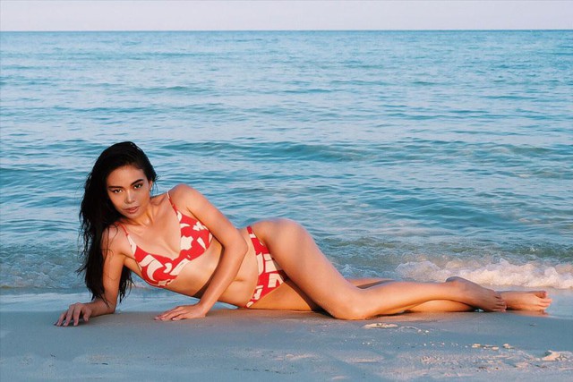 Điều thú vị cũng như bí quyết thời trang bikini của nàng Á hậu Mâu Thủy được phái đẹp quan tâm đó chính là set đồ bikini giá bình dân vô cùng thời thượng mà cô diện.