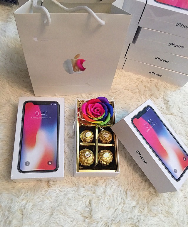 Hộp socola iPhone X có cả hoa hồng sáp trang trí bên trong.