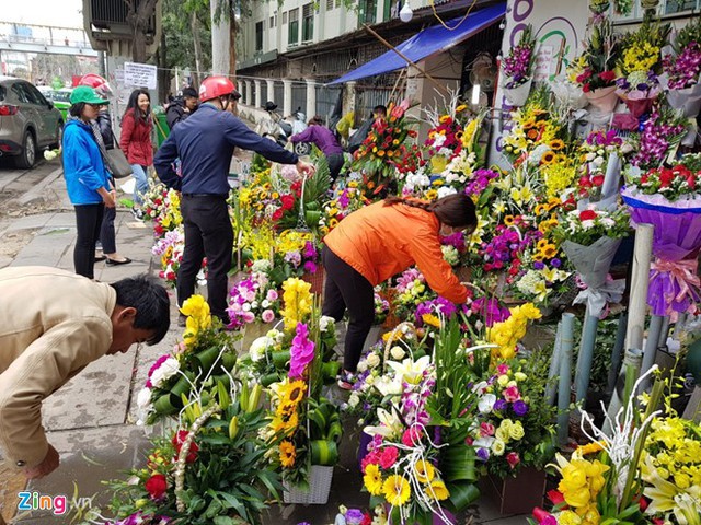 Hoa nội đông khách hàng nhưng vẫn không chạy bằng mọi năm. Ảnh: TN.