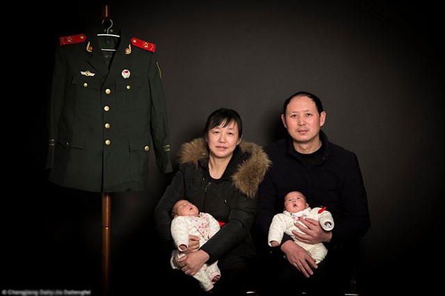 Bức ảnh gia đình ý nghĩa và xúc động của Pang - Fang, hai con sinh đôi và bộ quân phục của con trai cả.