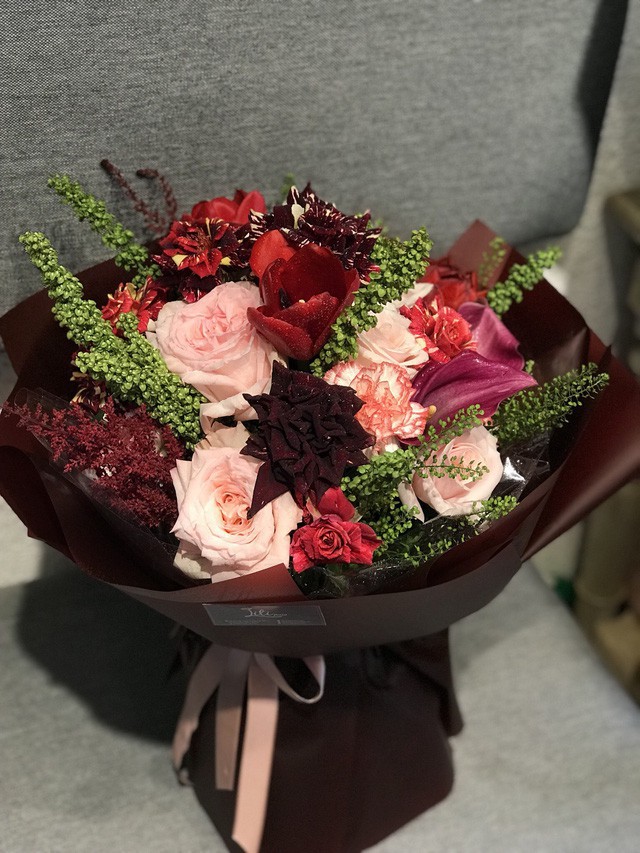 Một phần l&yacute; do những b&oacute; hoa dưới 1 triệu &iacute;t được c&aacute;c cửa h&agrave;ng nhận l&agrave; do những b&oacute; hoa c&oacute; gi&aacute; 2 - 4 triệu như n&agrave;y c&oacute; số lượng đặt cực lớn. Nhiều cửa h&agrave;ng chỉ tập trung v&agrave;o ph&acirc;n kh&uacute;c n&agrave;y để b&ugrave; đắp được chi ph&iacute;.