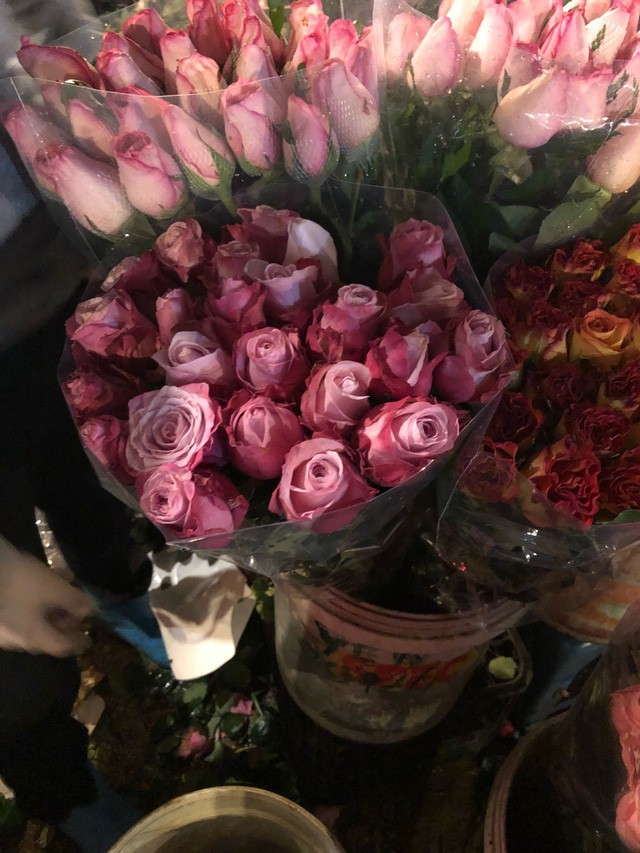 Ghi nhận của PV về các mặt hàng hoa khác không có quá nhiều sự biến động về số lượng và giá. Đa phần cháy hàng chỉ rơi vào mặt hàng hoa hồng các màu.