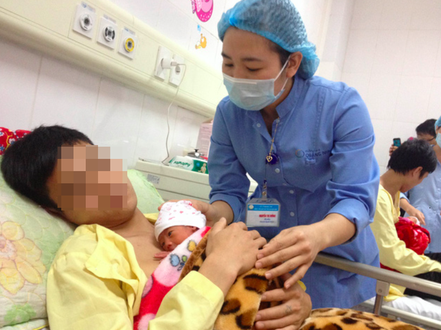 
Hướng dẫn người nhà sản phụ cách “ấp” trẻ sơ sinh non tháng bằng phương pháp “da kề da” tại Bệnh viện Sản Nhi Quảng Ninh. Ảnh: V.Thu
