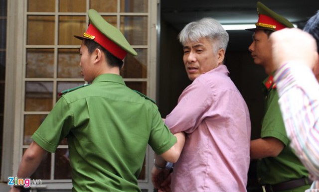 
Bị cáo Choi Yong Kil bị dẫn đi sau phiên tòa. Ảnh: Hoài Thanh.
