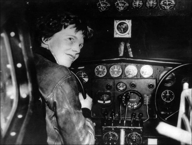 Amelia Earhart b&ecirc;n trong chiếc Electra 10E.